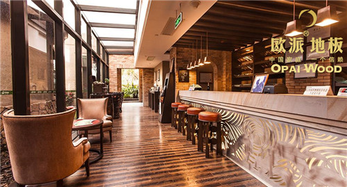 在木地板襯托下，餐廳成為一個亮點